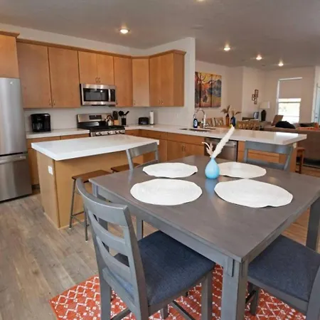 Modern 3Br Ski Retreat Mountain Views & Garage